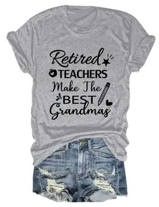 Detalle del estampado 'Retired Teachers Make The Best Grandmas' en camiseta gris de cuello redondo.