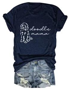Vue détaillée du graphique doodle mama blanc sur un t-shirt à manches courtes bleu marine
