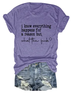 Détail d'un t-shirt violet décontracté pour femme avec un texte humoristique en anglais