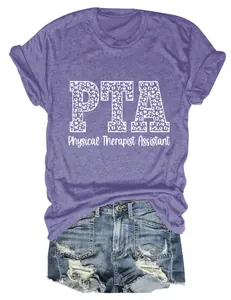 Vista detallada del gráfico PTA Physical Therapist Assistant en camiseta morada