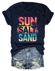 T-shirt estiva casual blu scuro con stampa 'SUN SALT SAND' e spiaggia in vista dettagliata