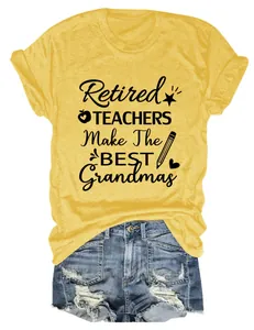 Camiseta amarilla para profesoras jubiladas combinada con pantalones cortos vaqueros.