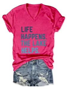 Detailopname van een roze T-shirt met V-hals, slogan en trendy denim korte broek