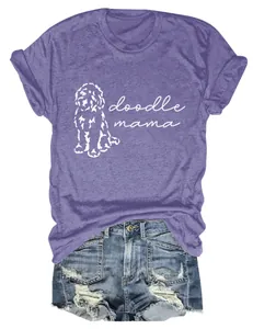 Vue détaillée du texte doodle mama et du motif de chien sur un t-shirt violet