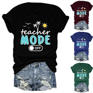 Camiseta gráfica Teacher Mode Off de cuello redondo para mujer en varios colores.