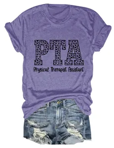 Camiseta violeta con estampado de leopardo PTA para asistente de fisioterapia, detalle