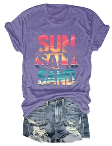 T-shirt casual viola Sun Salt Sand con stampa di spiaggia tropicale e pantaloncini denim.