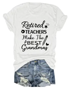 Detalle de camiseta blanca 'Retired Teachers Make The Best Grandmas' y short vaquero