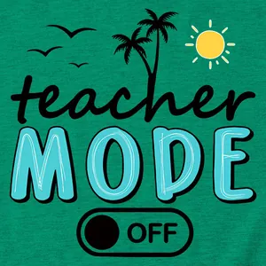 Primer plano del estampado gráfico Teacher Mode Off en una camiseta verde de verano