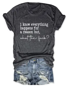 Détail d'un t-shirt gris pour femme avec citation humoristique et col rond classique