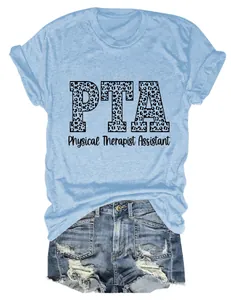 Primer plano del estampado de leopardo PTA Physical Therapist Assistant en camiseta