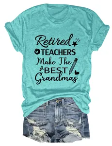 Detalle de una camiseta turquesa con estampado gráfico para profesoras jubiladas.