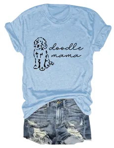 Détail du t-shirt bleu clair Doodle Mama avec son short en jean bleu délavé et déchiré