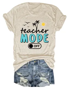 Camiseta gráfica Teacher Mode Off combinada con pantalones cortos vaqueros rotos sobre blanco.