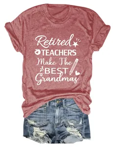 Vista detallada de camiseta para mujer en rojo vigoré con frase 'Retired Teachers'