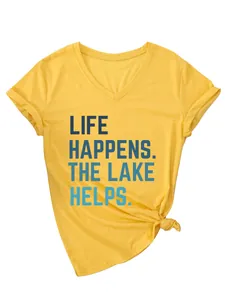 Detail van geel T-shirt met V-hals, 'Life happens'-print en geknoopte zoom