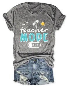 Detalle del estampado del eslogan 'teacher mode off' en una camiseta de algodón gris
