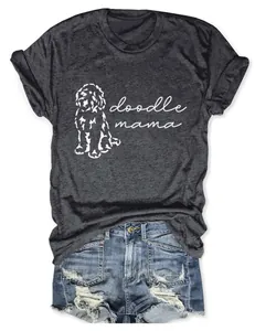 T-shirt gris chiné pour femmes avec imprimé doodle mama et short en jean bleu délavé