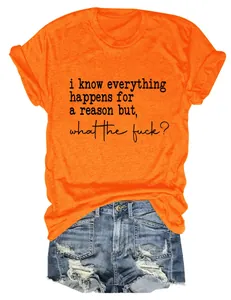 Vue détaillée d'un t-shirt orange à col rond arborant un slogan anglais amusant
