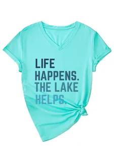 Detail van een turquoise T-shirt met V-hals en Life Happens The Lake Helps slogan print