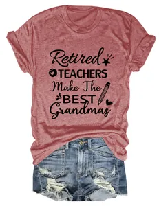 Detalle del eslogan 'Retired Teachers Make The Best Grandmas' en camiseta rosa de manga