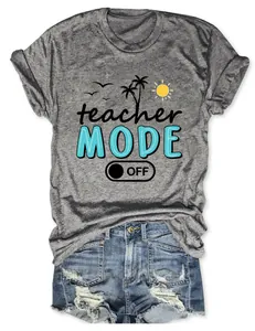 Camiseta gris con estampado Teacher Mode Off y pantalones cortos vaqueros para el verano