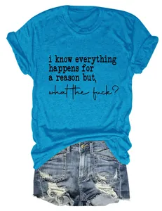 Détail d'un t-shirt turquoise avec citation sarcastique et short en jean vieilli