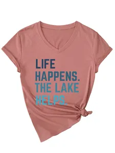 Detail van het roze T-shirt met V-hals en 'Life happens. The lake helps.' print.