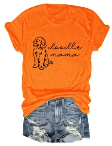 Vue détaillée d'un t-shirt orange avec imprimé chien 'doodle mama' et short en jean
