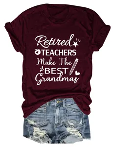 Primer plano de camiseta granate con mensaje Retired Teachers Make The Best Grandmas
