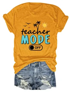 Primer plano de camiseta amarilla Teacher Mode Off con pantalones cortos