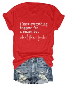 Vue détaillée d'un t-shirt rouge à manches courtes pour femmes avec slogan blanc