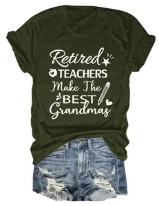 Detalle de camiseta verde oliva para mujer con texto 'Retired Teachers Make The Best Grandmas'