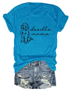 Vue détaillée du texte doodle mama et du graphique de chien sur un T-shirt bleu femme