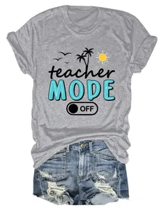 Vista detallada del estampado teacher mode off en camiseta gris con shorts vaqueros