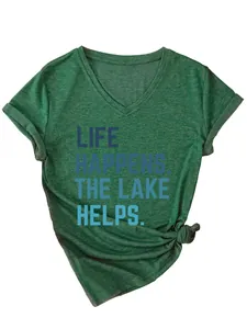Detail van groen dames T-shirt met V-hals en tekstprint 'LIFE HAPPENS THE LAKE HELPS'