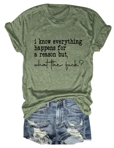 T-shirt femme col rond vert olive avec texte humoristique et short en jean délavé.
