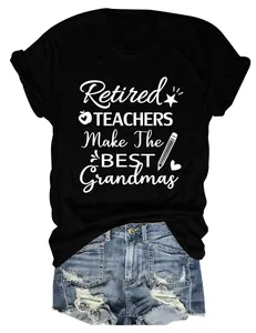 Detalle del estampado 'Retired Teachers Make The BEST Grandmas' en camiseta negra para mujer