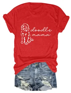 T-shirt rouge vif doodle mama à col rond avec un short en jean délavé très tendance