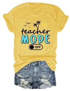 Primer plano de camiseta amarilla con un divertido estampado teacher mode off