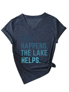 Detailopname van blauw dames-T-shirt met V-hals en 'LIFE HAPPENS. THE LAKE HELPS.' print