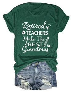 Vista detallada de camiseta verde oscuro con eslogan 'Retired Teachers' y estampado
