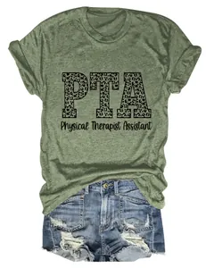 Detalle del texto PTA con estampado de leopardo en camiseta gráfica verde oliva