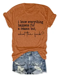 Détail de l'imprimé du slogan sur un t-shirt décontracté en coton orange pour femmes.