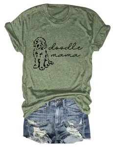 Vue détaillée de l'imprimé doodle mama et de l'illustration de chien sur t-shirt vert