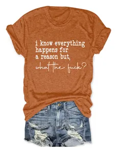 Détail d'un t-shirt orange décontracté avec une citation et un short en jean bleu