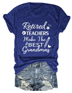 Detalle de la camiseta de algodón azul con frase Retired Teachers Make The Best Grandmas