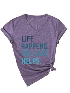 Detailweergave van paars dames T-shirt met V-hals en tekst Life Happens The Lake Helps.