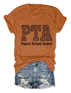 Detalle del estampado de leopardo de Physical Therapist Assistant en una camiseta naranja
