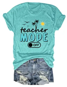 Detalle del estampado gráfico de la camiseta turquesa de verano Teacher Mode Off